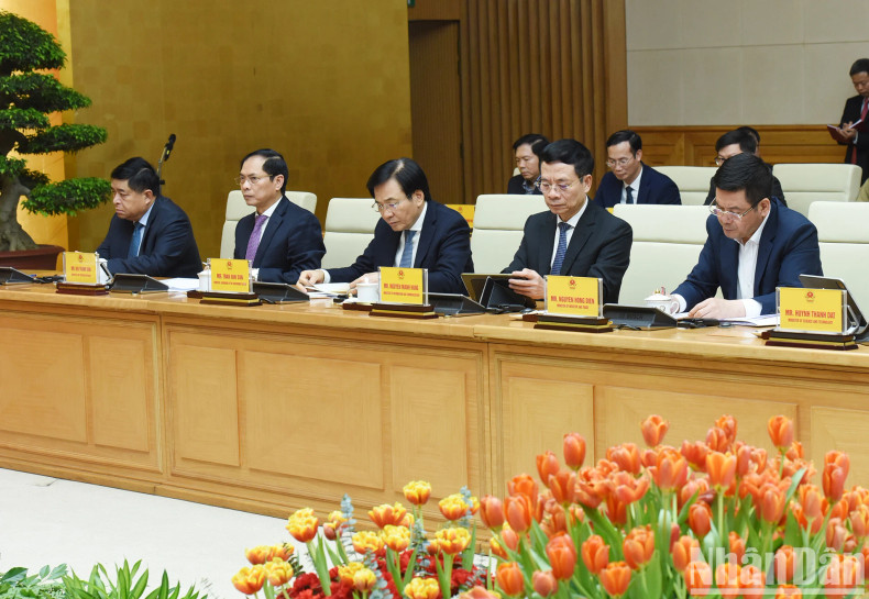 越南各部门、行业领导与会。