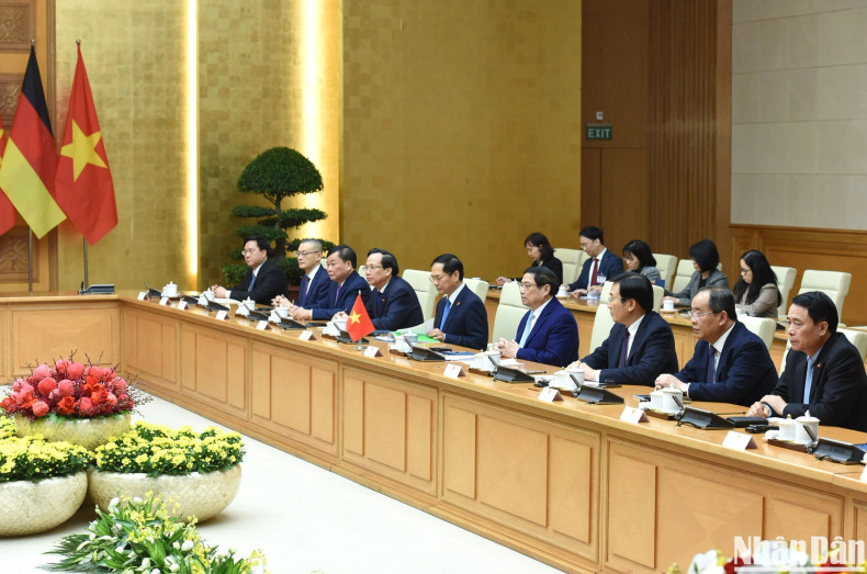 越南政府总理范明正和越南代表团。