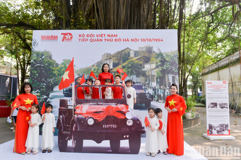 北桥幼儿园师生拍纪念照。 北桥幼儿园师生拍纪念照。