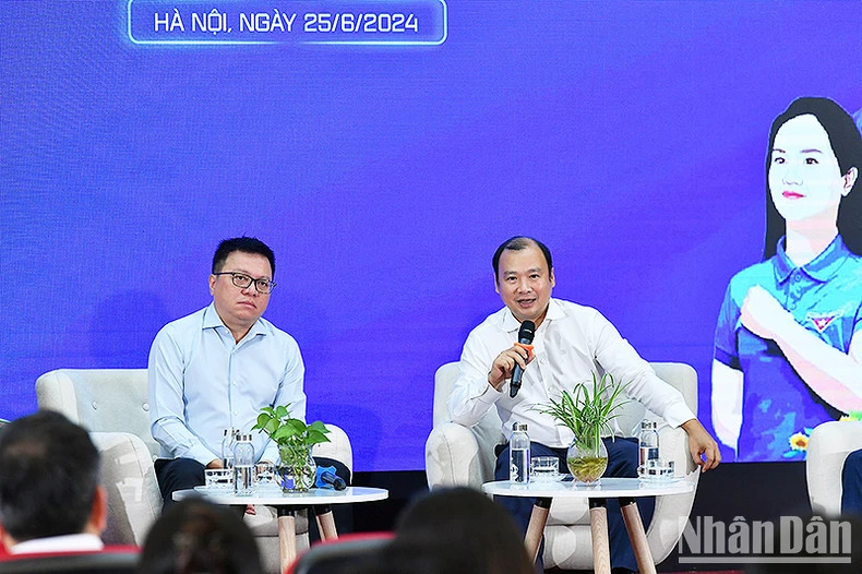 《共产杂志》总编辑黎海平发表讲话。 《共产杂志》总编辑黎海平发表讲话。