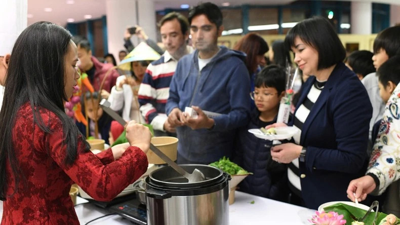 众多人排队等待品尝越南河粉。 众多人排队等待品尝越南河粉。