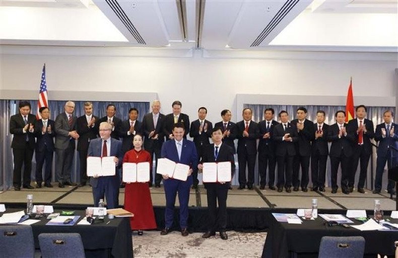 越南国家主席武文赏见证越美伙伴合作备忘录签署仪式。 越南国家主席武文赏见证越美伙伴合作备忘录签署仪式。