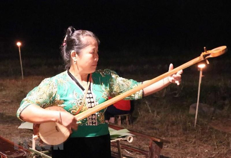 白泰族妇女为游客演示民族音乐。