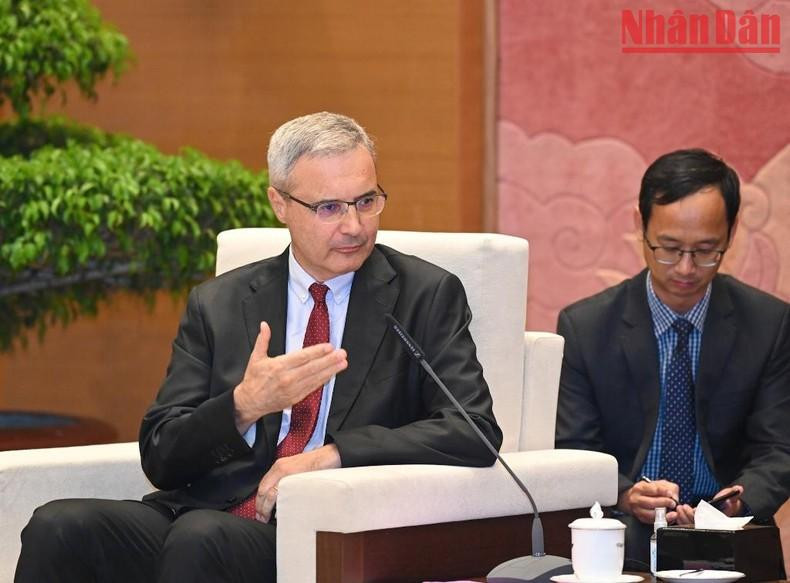 法国驻越南大使尼古拉斯·沃纳里在会见中发言。