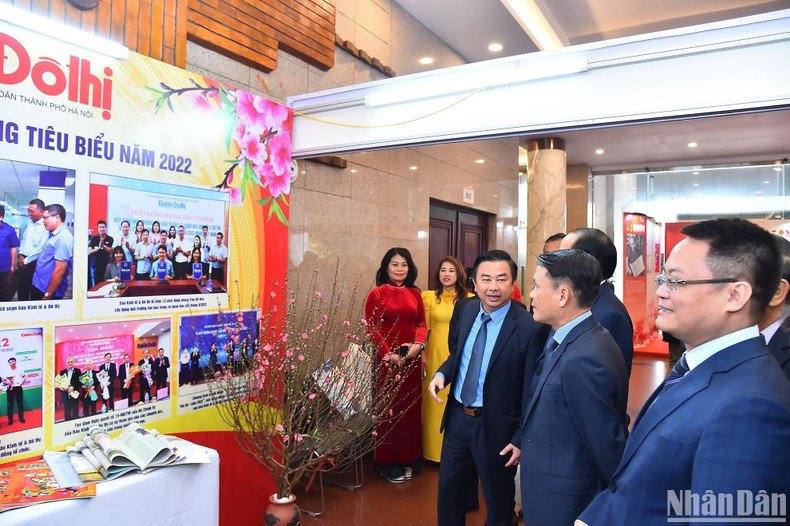 《经济与都市报》展位。