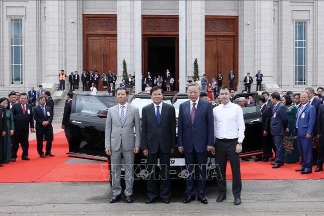 越南国家主席苏林，老挝人民革命党中央总书记、老挝国家主席通伦·西苏里出席仪式。