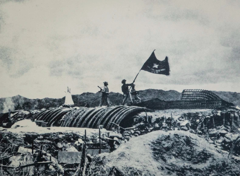 1954年5月7日,“决战决胜”旗帜在德·卡斯特里斯地下隧道顶上迎风飘扬。 1954年5月7日,“决战决胜”旗帜在德·卡斯特里斯地下隧道顶上迎风飘扬。