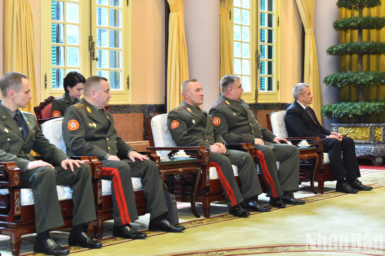 陪同白俄罗斯共和国国防部长维克多·赫列宁中将出席会见的各位代表。