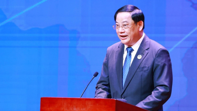 老挝总理宋赛·西潘敦发表讲话。