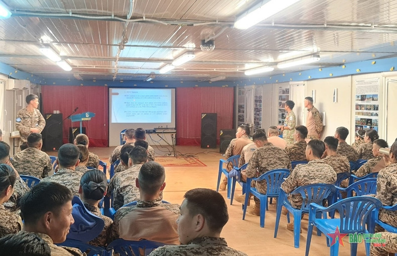 范文雄少校为各单位开设培训班。 范文雄少校为各单位开设培训班。