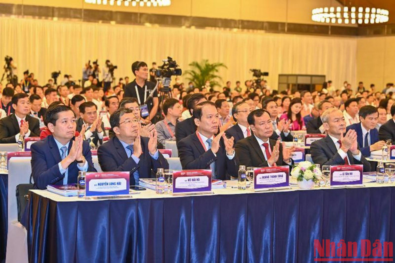 越南党、国家领导,中央和地方各部门、部委、行业领导出席论坛。 越南党、国家领导,中央和地方各部门、部委、行业领导出席论坛。