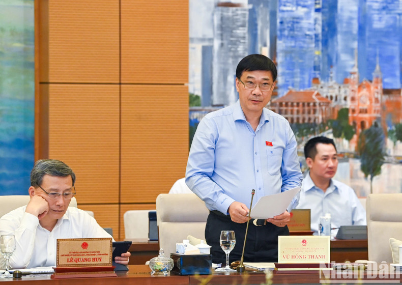 国会经济委员会主任武宏青阐述关于经济社会的审查报告。 国会经济委员会主任武宏青阐述关于经济社会的审查报告。
