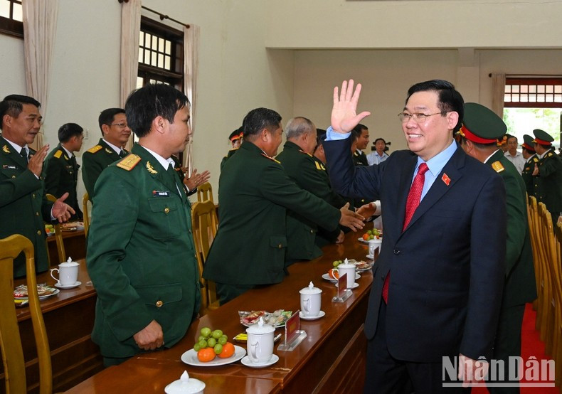 国会主席王廷惠走访并向安江省军事指挥部干部、战士致以新年祝福。 国会主席王廷惠走访并向安江省军事指挥部干部、战士致以新年祝福。