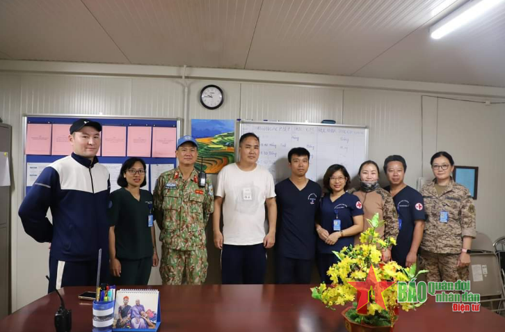 患者感谢越南医生们。 患者感谢越南医生们。