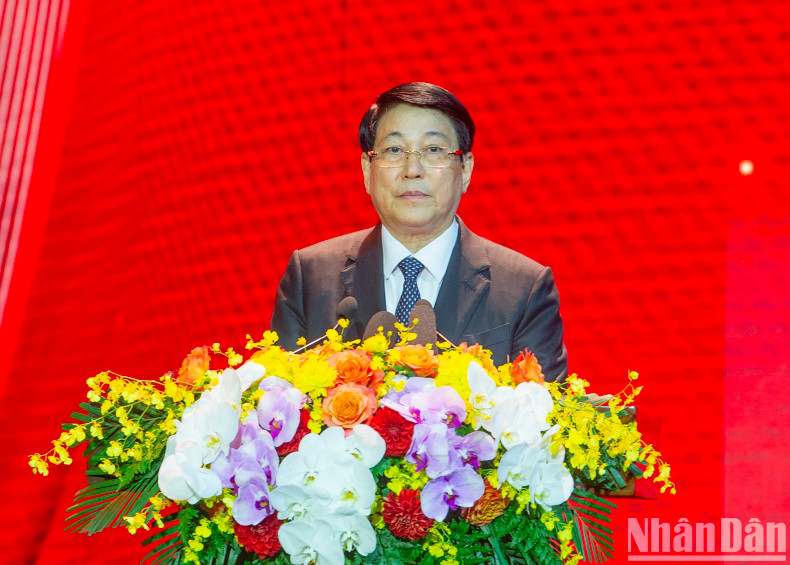 国家主席梁强发表讲话。 国家主席梁强发表讲话。