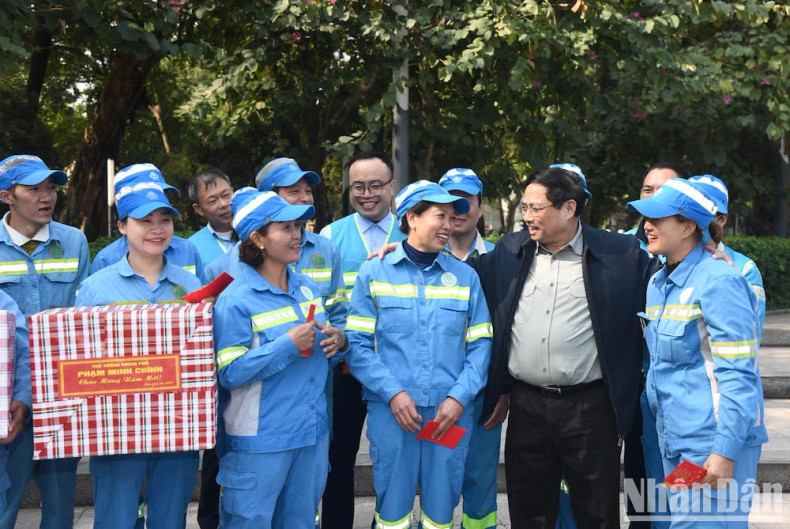 政府总理范明正和河内城市环境一人有限责任公司工作人员。 政府总理范明正和河内城市环境一人有限责任公司工作人员。