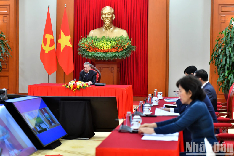 越共中央总书记苏林同老挝国家主席通伦·西苏里通电话。