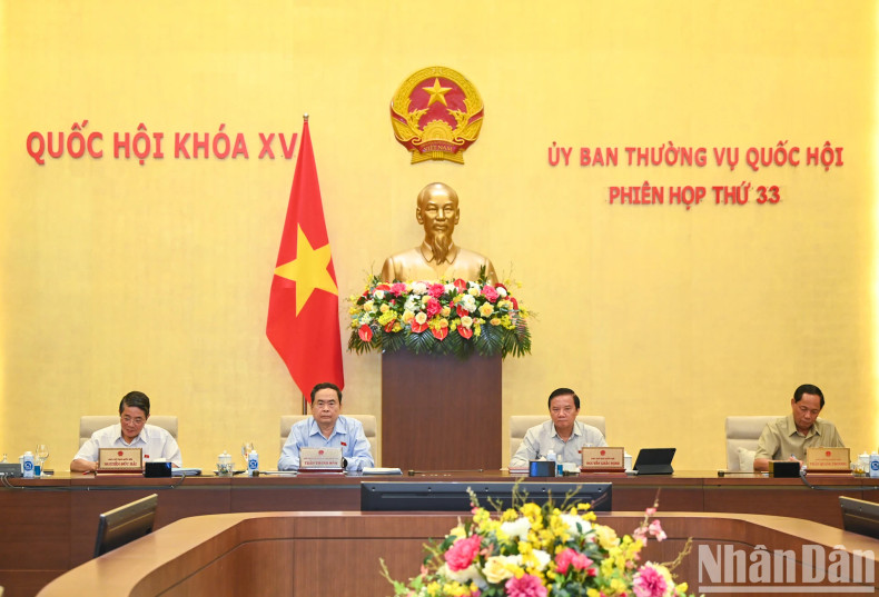 国会常务副主席陈青敏和各位国会副主席主持会议。 (完) 国会常务副主席陈青敏和各位国会副主席主持会议。 (完)