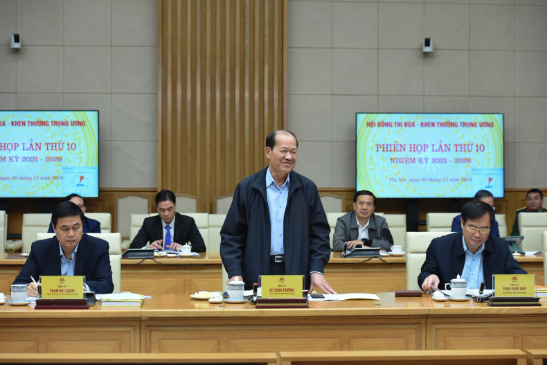 老战士协会主席闭春长发表讲话。