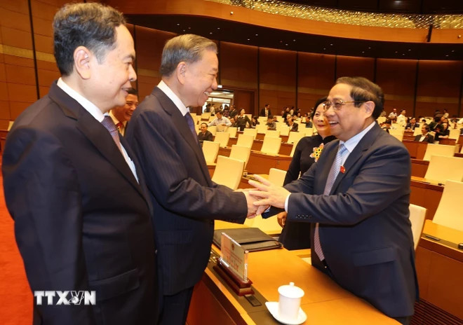 越共中央总书记、国家主席苏林,越南政府总理范明正,越南国会主席陈青敏出席会议。 越共中央总书记、国家主席苏林,越南政府总理范明正,越南国会主席陈青敏出席会议。