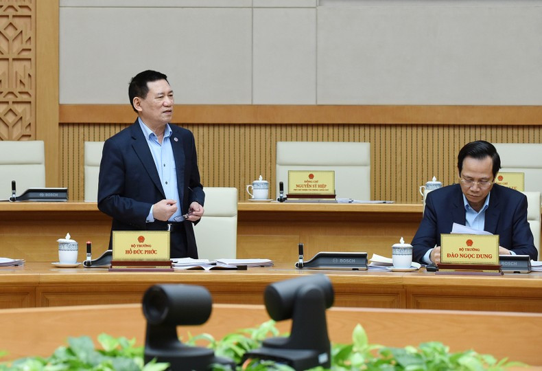 财政部部长胡德福。