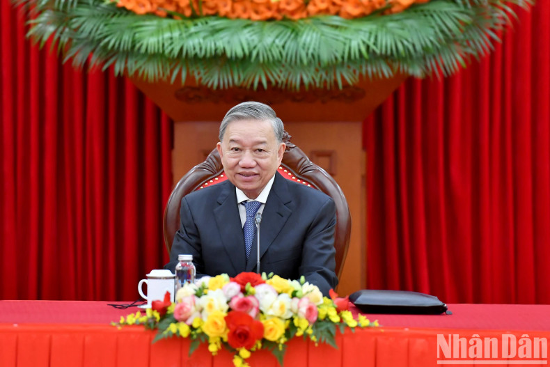 苏林总书记发表讲话。