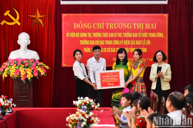 张氏梅女士向奠边省综合社会保障单位赠送礼物。 张氏梅女士向奠边省综合社会保障单位赠送礼物。