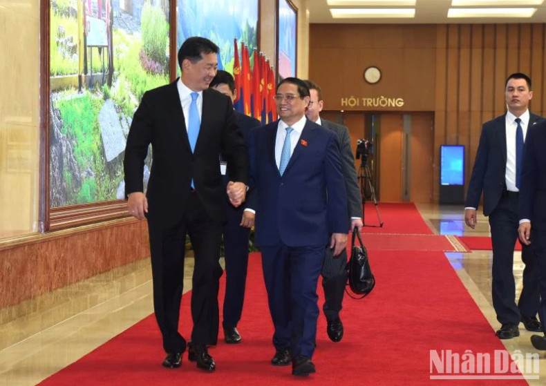 越南政府总理范明正和蒙古国总统乌赫那·呼日勒苏赫交流。