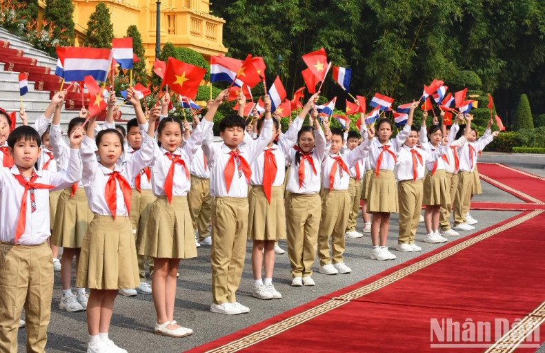 首都儿童参加仪式。
