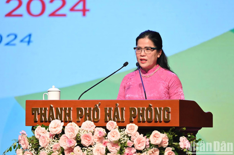 教育与培训部副部长阮氏金芝发表讲话。