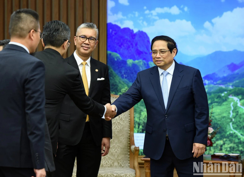 范明正总理欢迎扎夫鲁·阿卜杜勒·阿齐兹部长。