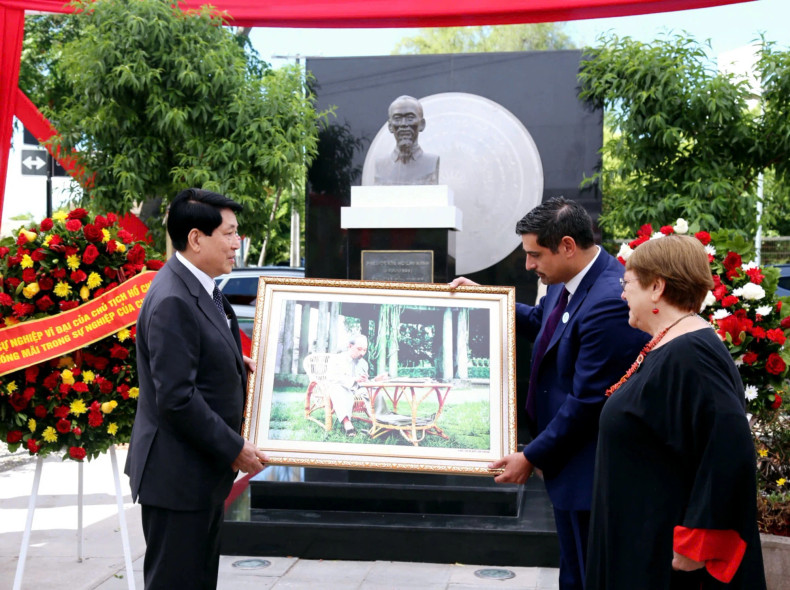 国家主席梁强向塞罗纳维亚郡政府和人民赠送纪念品。 国家主席梁强向塞罗纳维亚郡政府和人民赠送纪念品。