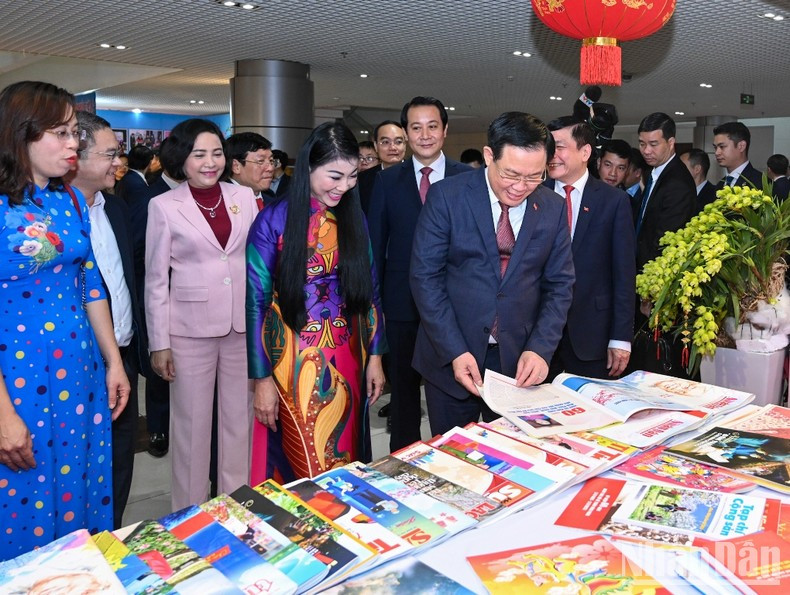 国会主席王廷惠和各位代表参观永福省春节特刊展。 国会主席王廷惠和各位代表参观永福省春节特刊展。