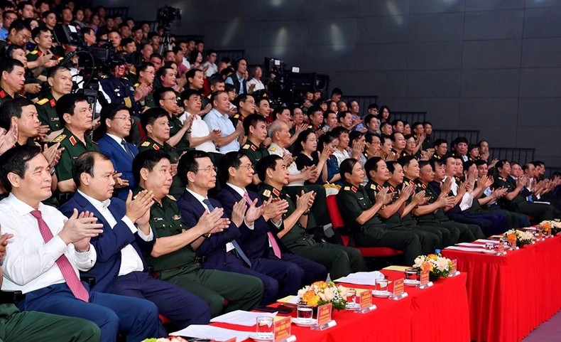 各位代表出席活动。 各位代表出席活动。