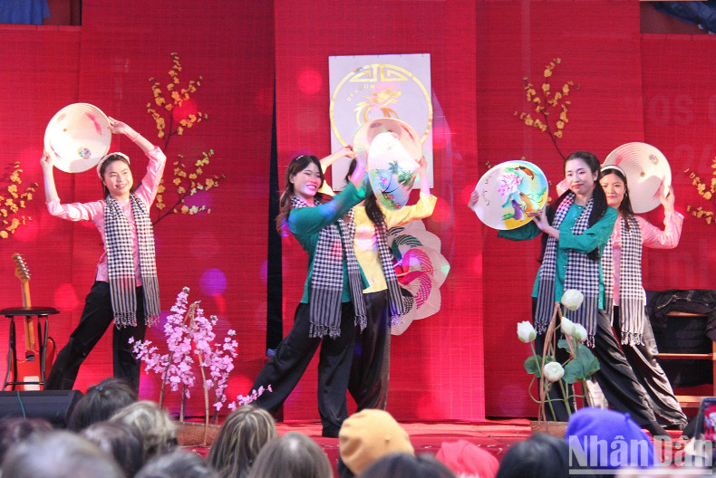 由越南留学生演出的节目。