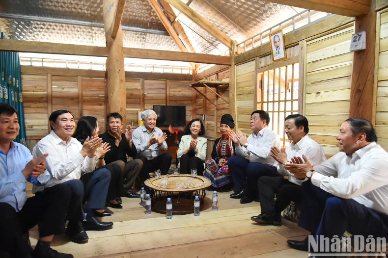 张氏梅女士和各位代表在大团结屋。 张氏梅女士和各位代表在大团结屋。