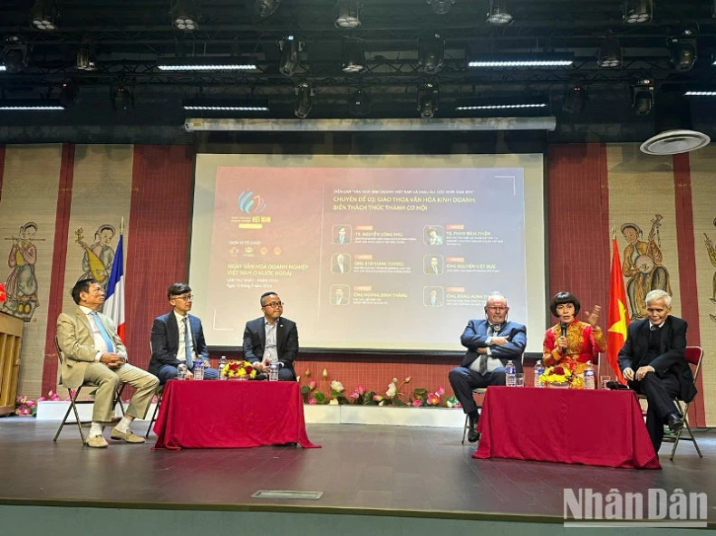 各位代表在活动框架内交流。 各位代表在活动框架内交流。