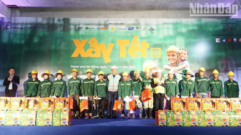 组委会向在工厂工作的工人们赠送礼物。