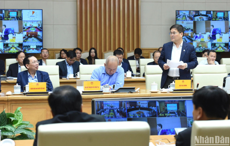 财政部领导发表讲话。