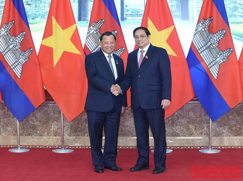 越南政府总理范明正和柬埔寨参议院主席赛冲。