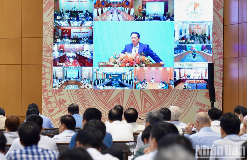 设在政府的会议主会场与全国32个省市的分会场视频连线。 设在政府的会议主会场与全国32个省市的分会场视频连线。