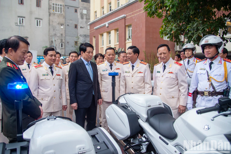 国家主席梁强检查警卫司令部的设备。