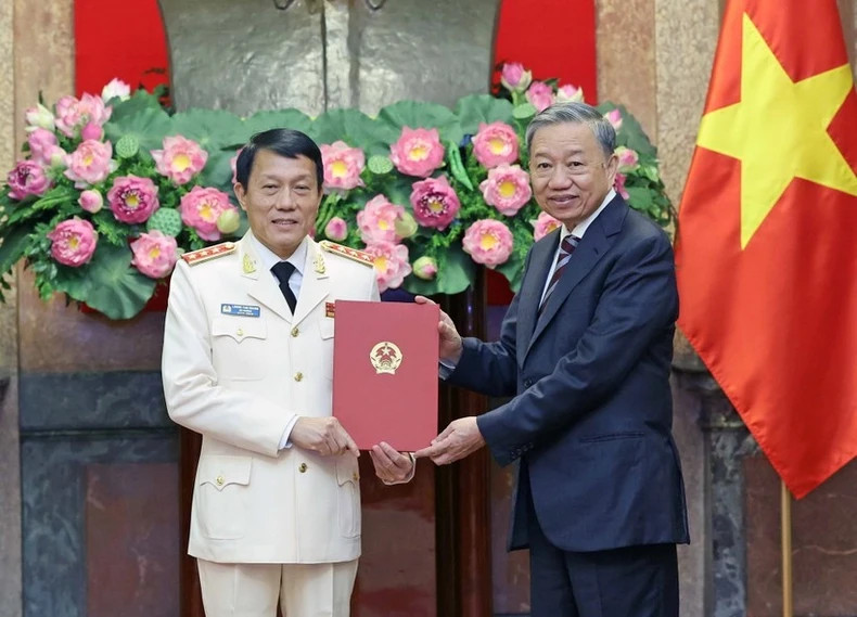 国家主席苏林向新任公安部部长梁三光上将授予任命书。(图片来源:越通社) 国家主席苏林向新任公安部部长梁三光上将授予任命书。(图片来源:越通社)