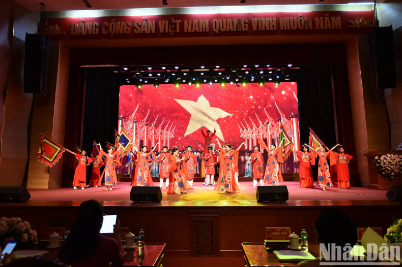 闭幕式弘扬“全民效仿伟大胡伯伯的榜样锻炼身体“精神。