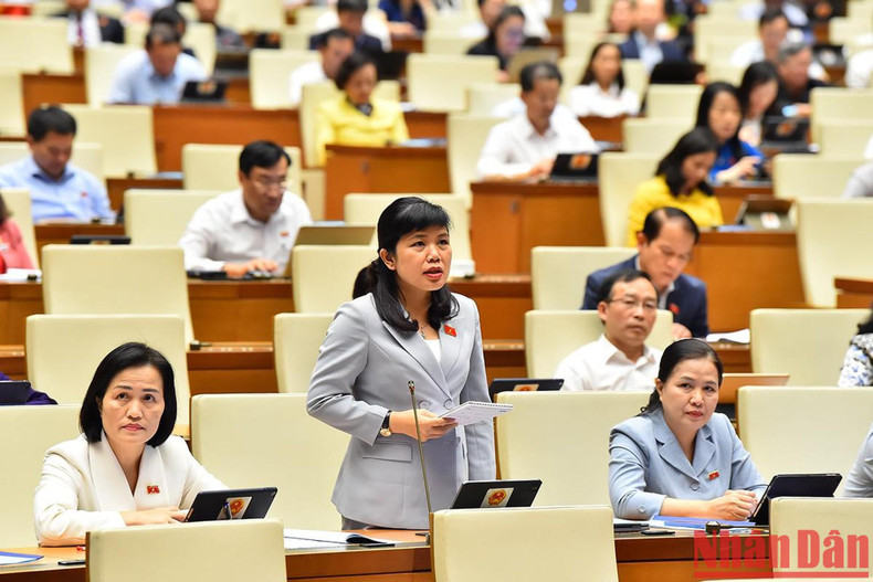 此次咨询和回答咨询活动上，共19位代表就关于体制、政策、社会保障等许多不同领域对政府总理进行提问。