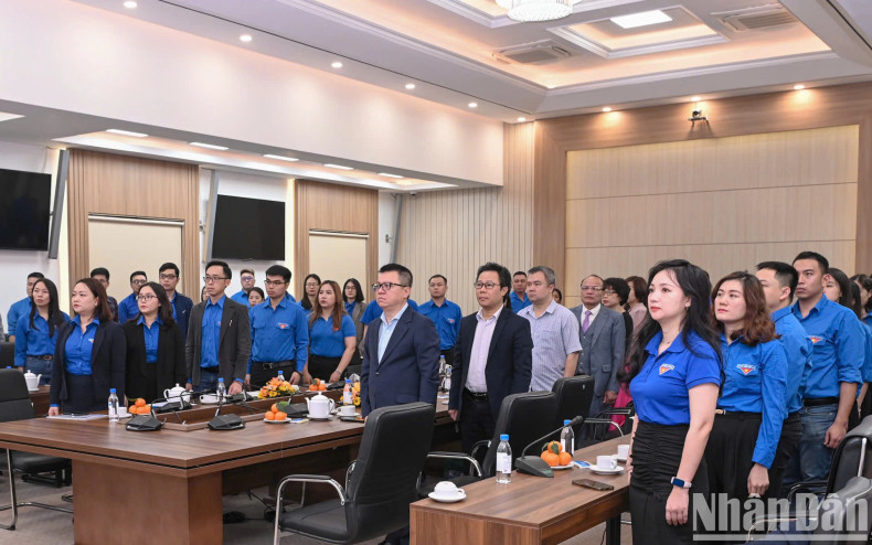 代表们向国旗敬礼。 代表们向国旗敬礼。