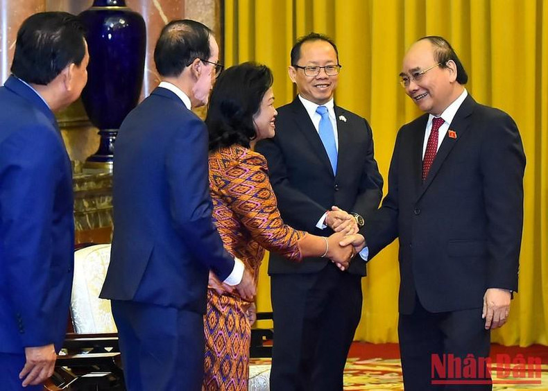 越南国家主席阮春福和柬埔寨参议院高级代表团成员。