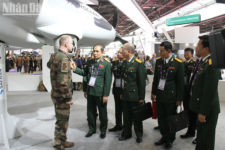 越南国防部代表团参观法国展位。 越南国防部代表团参观法国展位。