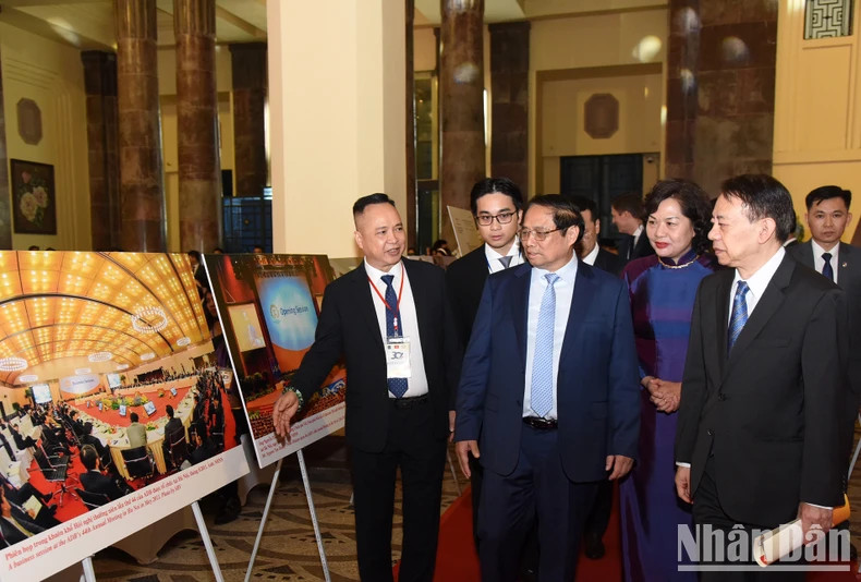 范明正总理和亚洲开发银行行长浅川雅嗣参观由亚行提供援助资金的越南项目展示区。 范明正总理和亚洲开发银行行长浅川雅嗣参观由亚行提供援助资金的越南项目展示区。