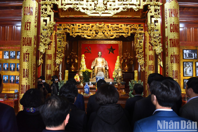 《人民报》工作代表团为胡志明主席默哀一分钟。 《人民报》工作代表团为胡志明主席默哀一分钟。